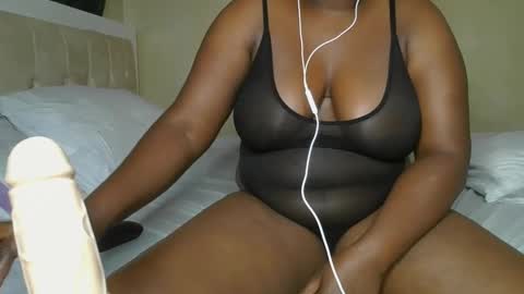 Snapshot of sassie_bee chatting on January 18, 2025, 12:24 am sassie_bee online show from January 18, 2025, 12:24 am