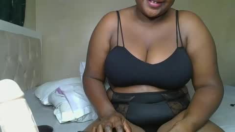 Snapshot of sassie_bee chatting on February 1, 2025, 12:18 am sassie_bee online show from February 1, 2025, 12:18 am