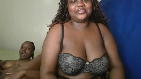 Snapshot of sassie_bee chatting on September 30, 2025, 6:02 pm sassie_bee online show from September 30, 2025, 6:02 pm