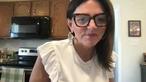 Snapshot of sassynsweetmilf chatting on May 1, 2026, 3:27 pm sassynsweetmilf online show from May 1, 2026, 3:27 pm