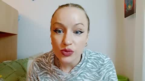 Snapshot of satinqueen90 chatting on December 15, 2025, 11:25 am Satinqueen90 online show from December 15, 2025, 11:25 am