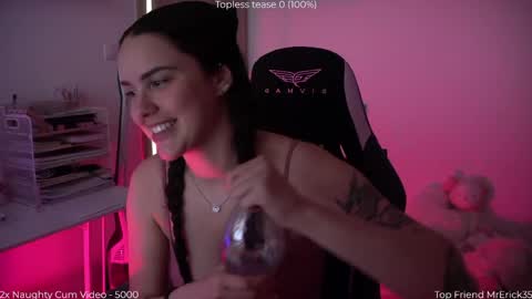 Snapshot of savvage_play chatting on May 7, 2026, 10:53 am Naomi online show from May 7, 2026, 10:53 am