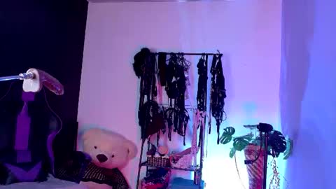 Snapshot of scarlet_gold chatting on July 8, 2026, 5:17 pm scarlet_gold online show from July 8, 2026, 5:17 pm