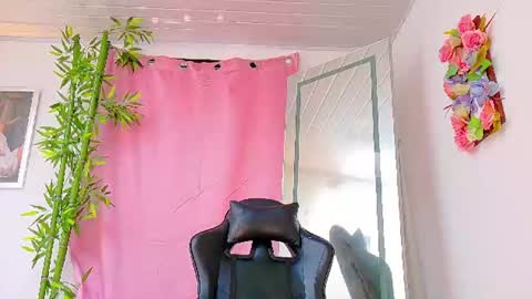 Snapshot of scarletjonesx chatting on June 19, 2026, 3:27 pm Denis online show from June 19, 2026, 3:27 pm