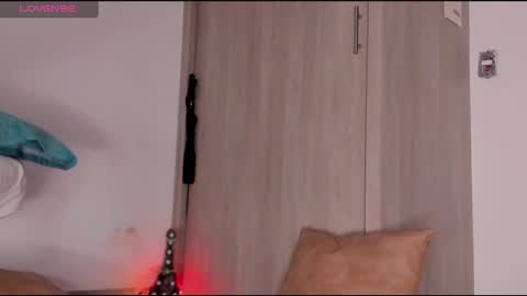 Scarlett Thumb up please help me 100 its important online show from February 13, 2025, 3:07 am