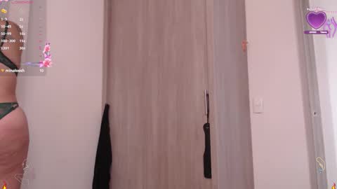 Scarlett Thumb up please help me 100 its important online show from September 30, 2025, 7:52 pm