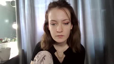 Snapshot of scented_elsa chatting on November 24, 2025, 10:37 am Elsa online show from November 24, 2025, 10:37 am