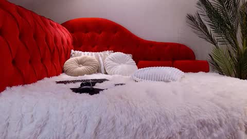 Selena Noir online show from February 4, 2026, 5:35 am