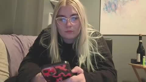 Snapshot of selenebaby chatting on March 19, 2026, 1:20 am Selene online show from March 19, 2026, 1:20 am