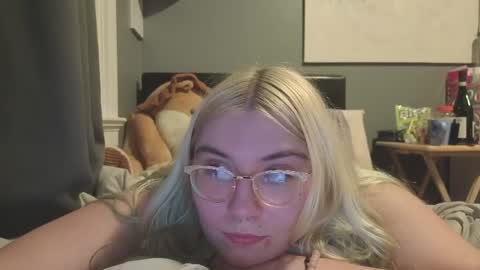 Snapshot of selenebaby chatting on April 1, 2026, 2:12 am Selene online show from April 1, 2026, 2:12 am