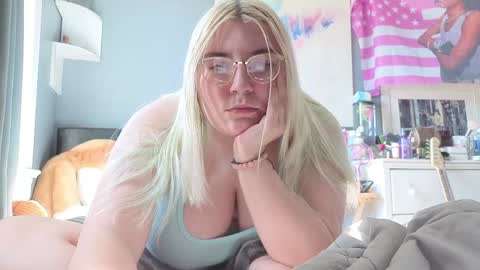 Snapshot of selenebaby chatting on April 1, 2026, 3:20 pm Selene online show from April 1, 2026, 3:20 pm