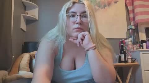 Snapshot of selenebaby chatting on April 2, 2026, 12:25 pm Selene online show from April 2, 2026, 12:25 pm