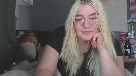 Snapshot of selenebaby chatting on April 7, 2026, 2:28 pm Selene online show from April 7, 2026, 2:28 pm