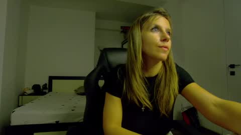 Snapshot of sellena_angel chatting on May 14, 2026, 4:25 pm sellena_angel online show from May 14, 2026, 4:25 pm