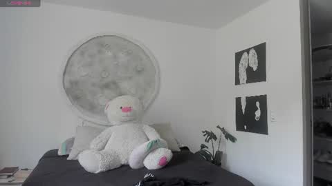 Snapshot of selyn_ chatting on July 1, 2026, 1:13 pm Selyn online show from July 1, 2026, 1:13 pm