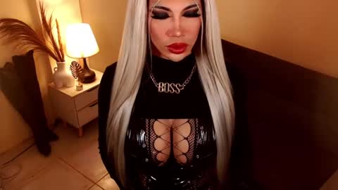 Snapshot of sensational_diva chatting on February 10, 2025, 1:35 am unstappable queen kate online show from February 10, 2025, 1:35 am