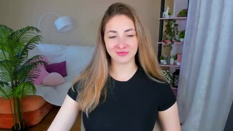 sensitiveheartt online show from October 7, 2025, 8:06 pm