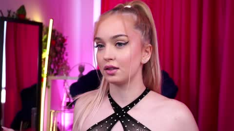 Seraphine online show from December 19, 2024, 8:45 am