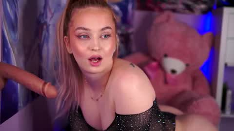 Seraphine online show from February 15, 2025, 10:22 am