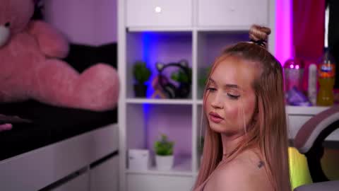 Seraphine online show from February 17, 2025, 11:44 am