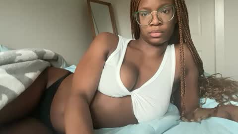 Serenity Bee   online show from November 19, 2025, 4:40 pm