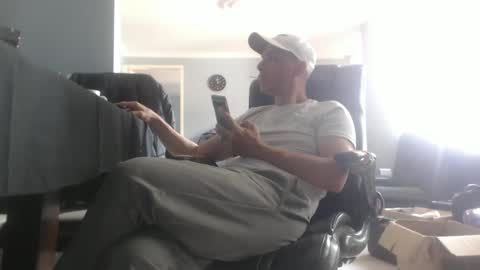 Snapshot of serioyhetero19 chatting on January 28, 2025, 7:00 pm hetero serio discreto online show from January 28, 2025, 7:00 pm