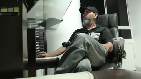 hetero serio discreto online show from April 14, 2026, 11:55 pm