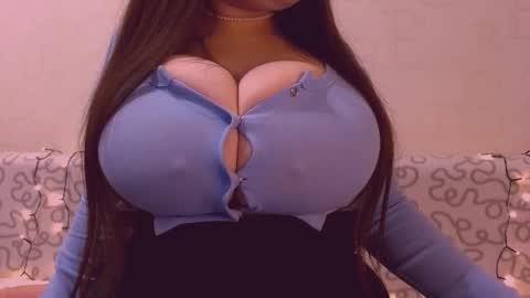 Julia online show from November 7, 2025, 3:12 pm