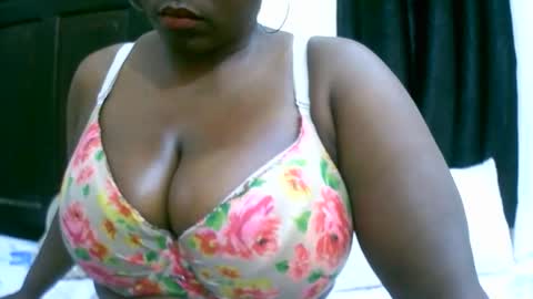 Snapshot of sexxi_ebony chatting on October 5, 2025, 6:28 pm sexxi_ebony online show from October 5, 2025, 6:28 pm