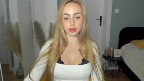 Snapshot of sexy_coralie chatting on May 13, 2026, 2:03 pm C o r a l i e online show from May 13, 2026, 2:03 pm