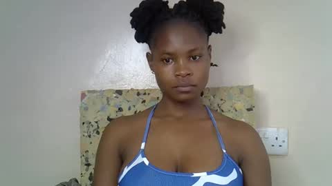 Snapshot of sexy_molyne chatting on April 1, 2026, 12:11 am Molyne online show from April 1, 2026, 12:11 am