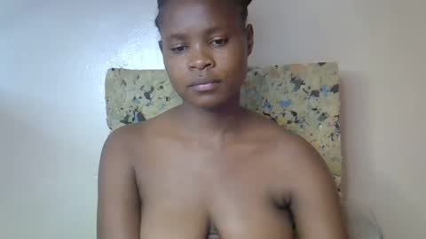 Snapshot of sexy_molyne chatting on April 19, 2026, 11:31 am Molyne online show from April 19, 2026, 11:31 am