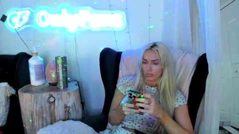 Snapshot of sexyashley_21 chatting on February 8, 2025, 2:15 am Ashley Teal online show from February 8, 2025, 2:15 am