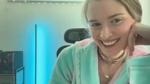 shadebabe online show from May 31, 2026, 6:09 pm