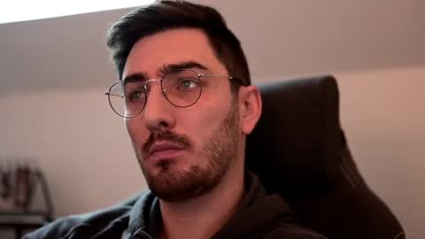 Snapshot of shape80 chatting on December 5, 2024, 12:22 pm frenchy boy online show from December 5, 2024, 12:22 pm