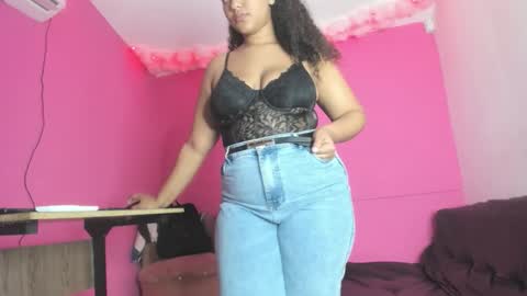 Sharlot online show from November 18, 2025, 11:58 am