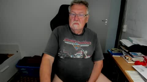 sharlots_pet online show from April 25, 2026, 11:24 am