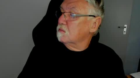 sharlots_pet online show from May 12, 2026, 10:34 am