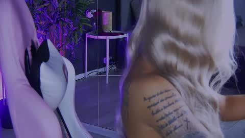 Snapshot of shayblonde chatting on December 19, 2024, 11:25 pm shayblonde online show from December 19, 2024, 11:25 pm