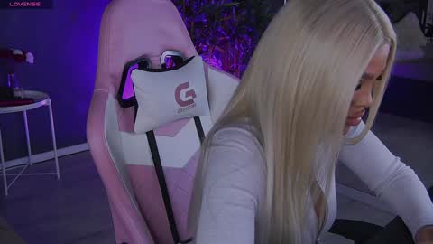 Snapshot of shayblonde chatting on December 30, 2024, 11:49 pm shayblonde online show from December 30, 2024, 11:49 pm