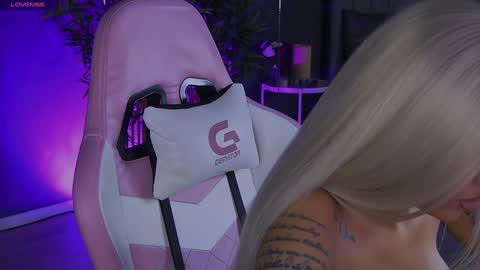 Snapshot of shayblonde chatting on December 31, 2024, 2:51 am shayblonde online show from December 31, 2024, 2:51 am