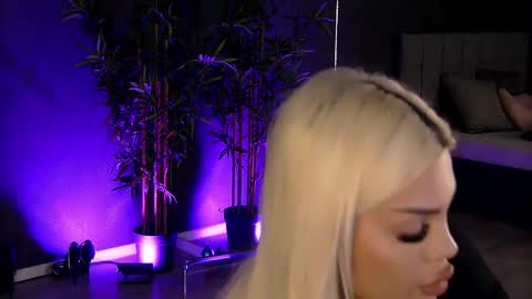 Snapshot of shayblonde chatting on February 17, 2025, 11:55 am shayblonde online show from February 17, 2025, 11:55 am