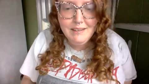 Snapshot of shelbyannn chatting on April 7, 2026, 10:09 pm Red online show from April 7, 2026, 10:09 pm