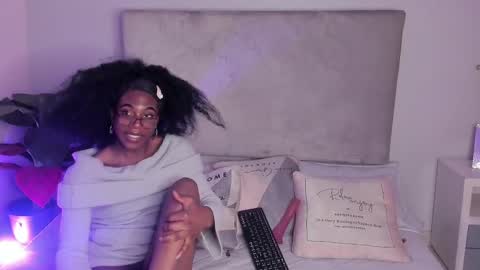 shelsy_issy online show from November 17, 2025, 8:25 pm