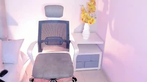 shelsy_issy online show from November 21, 2025, 9:57 pm