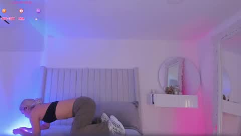 shelynna_azzul online show from May 22, 2026, 12:00 pm