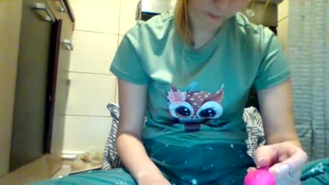 shy_model19 online show from January 25, 2025, 4:35 pm