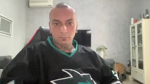 sidvicious23cm online show from November 19, 2025, 11:32 am