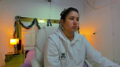 Sienna  online show from December 17, 2025, 11:16 am