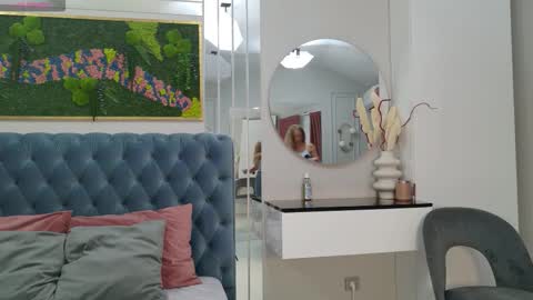 Sienna online show from September 16, 2025, 4:35 am